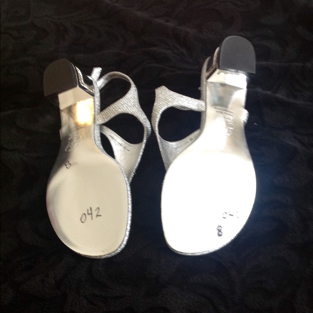 Silver Heels - Picture 3 of 3